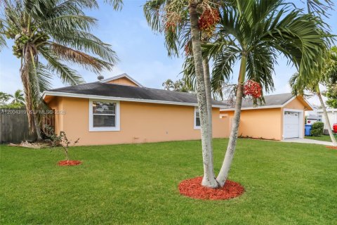 House in Royal Palm Beach, Florida 3 bedrooms, 148.74 sq.m. № 2068444