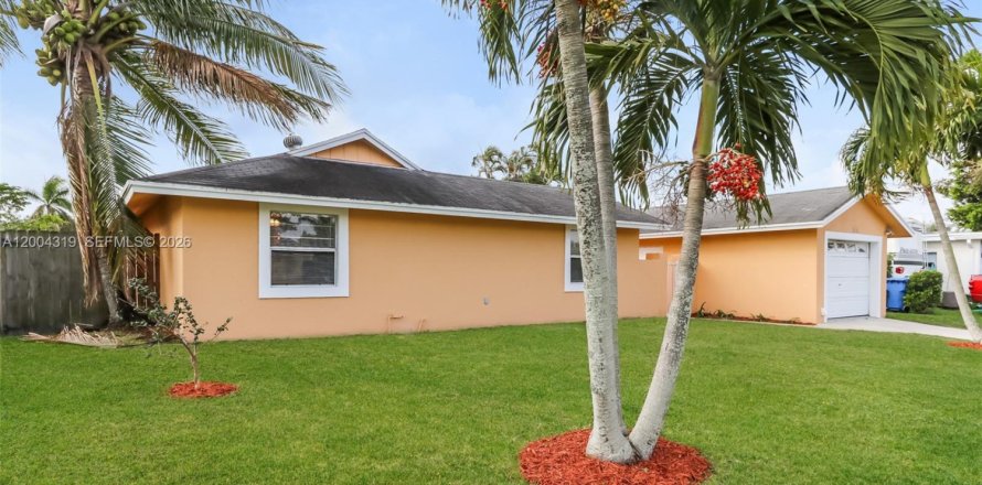House in Royal Palm Beach, Florida 3 bedrooms, 148.74 sq.m. № 2068444