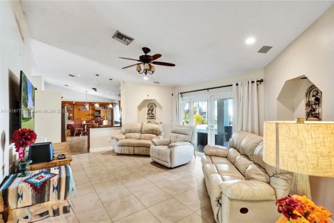 House in Miami, Florida 4 bedrooms, 217.48 sq.m. № 1972113 - photo 9