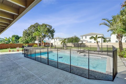 House in Miami, Florida 4 bedrooms, 217.48 sq.m. № 1972113 - photo 26