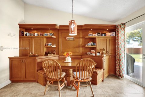 House in Miami, Florida 4 bedrooms, 217.48 sq.m. № 1972113 - photo 16