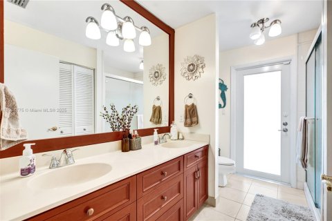 House in Miami, Florida 4 bedrooms, 217.48 sq.m. № 1972113 - photo 24