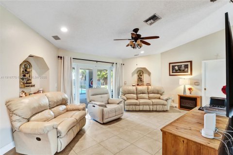 House in Miami, Florida 4 bedrooms, 217.48 sq.m. № 1972113 - photo 10