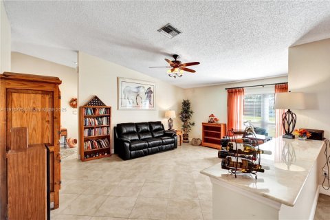 House in Miami, Florida 4 bedrooms, 217.48 sq.m. № 1972113 - photo 11