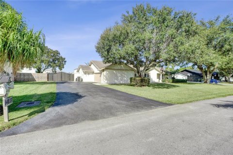 House in Miami, Florida 4 bedrooms, 217.48 sq.m. № 1972113 - photo 29