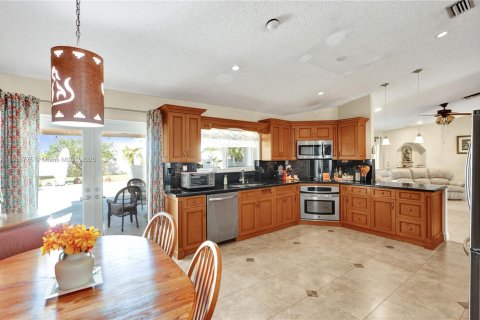 House in Miami, Florida 4 bedrooms, 217.48 sq.m. № 1972113 - photo 15