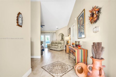 House in Miami, Florida 4 bedrooms, 217.48 sq.m. № 1972113 - photo 8