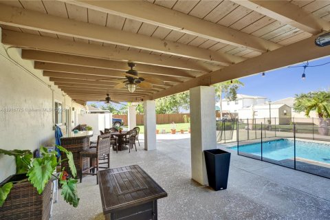 House in Miami, Florida 4 bedrooms, 217.48 sq.m. № 1972113 - photo 4