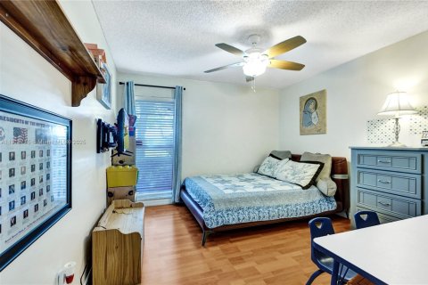 House in Miami, Florida 4 bedrooms, 217.48 sq.m. № 1972113 - photo 21