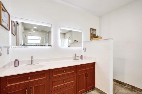 House in Miami, Florida 4 bedrooms, 217.48 sq.m. № 1972113 - photo 19