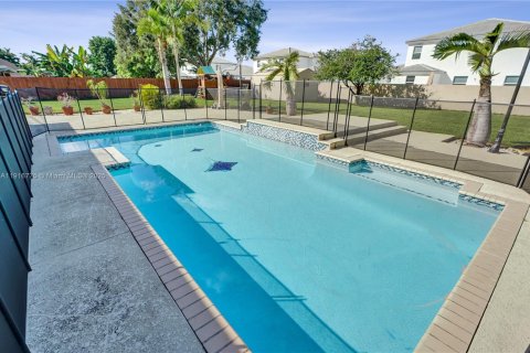 House in Miami, Florida 4 bedrooms, 217.48 sq.m. № 1972113 - photo 3