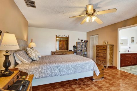 House in Miami, Florida 4 bedrooms, 217.48 sq.m. № 1972113 - photo 18