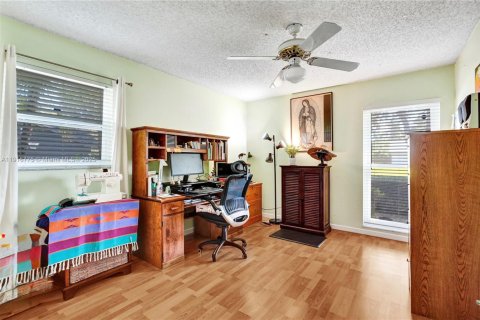 House in Miami, Florida 4 bedrooms, 217.48 sq.m. № 1972113 - photo 23