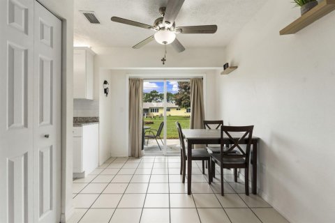 Villa ou maison à vendre à Port St. Lucie, Floride: 2 chambres, 97.73 m2 № 2307777 - photo 11