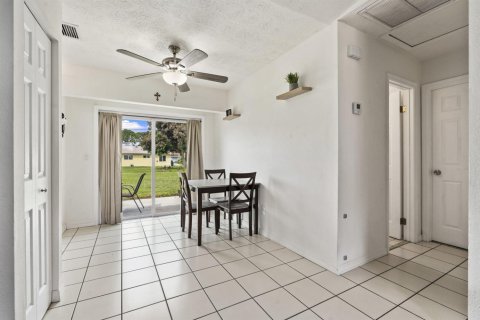 Villa ou maison à vendre à Port St. Lucie, Floride: 2 chambres, 97.73 m2 № 2307777 - photo 10