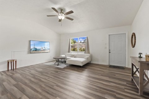 Villa ou maison à vendre à Port St. Lucie, Floride: 2 chambres, 97.73 m2 № 2307777 - photo 7