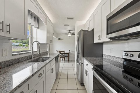 Villa ou maison à vendre à Port St. Lucie, Floride: 2 chambres, 97.73 m2 № 2307777 - photo 12