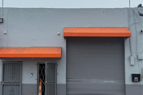 Propiedad comercial en venta en Hialeah, Florida № 1934827 - foto 1