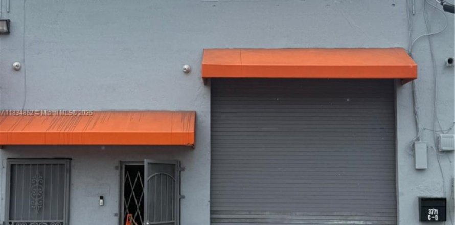 Propiedad comercial en Hialeah, Florida № 1934827