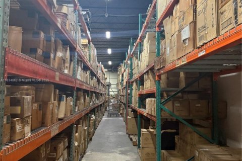 Propiedad comercial en venta en Hialeah, Florida № 1934827 - foto 7