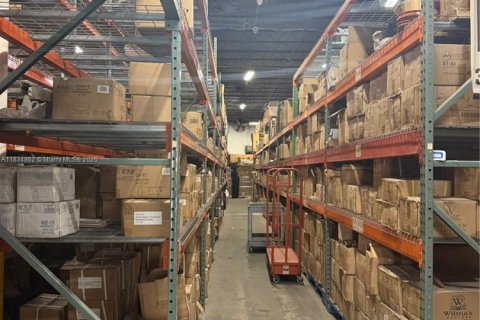 Propiedad comercial en venta en Hialeah, Florida № 1934827 - foto 8