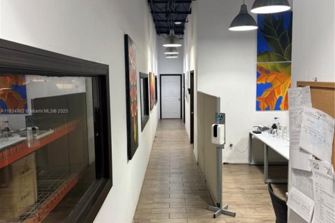 Propiedad comercial en venta en Hialeah, Florida № 1934827 - foto 4