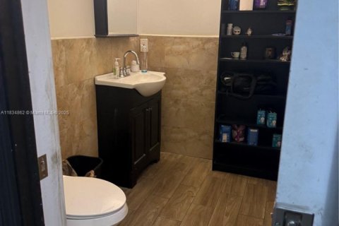 Propiedad comercial en venta en Hialeah, Florida № 1934827 - foto 6