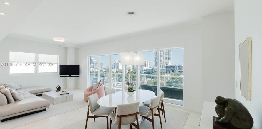 Condominio en Miami Beach, Florida, 2 dormitorios  № 2028882