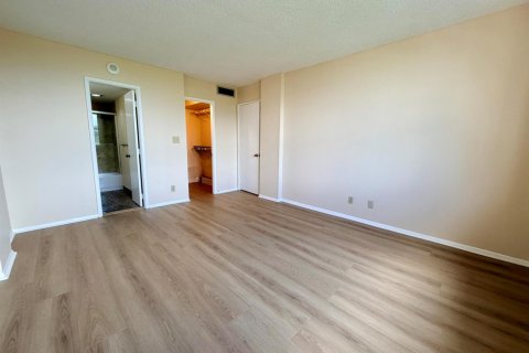 Condo in Pompano Beach, Florida, 2 bedrooms  № 2385472 - photo 13