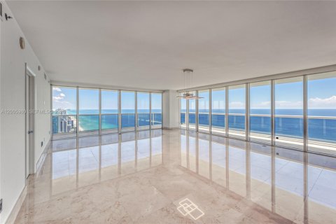 Condo à Hallandale Beach, Floride, 3 chambres  № 2145681