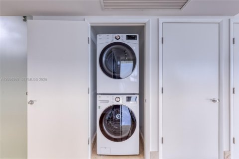Copropriété à louer à Hallandale Beach, Floride: 3 chambres, 191.84 m2 № 2145681 - photo 13