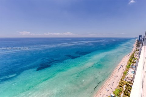Copropriété à louer à Hallandale Beach, Floride: 3 chambres, 191.84 m2 № 2145681 - photo 27