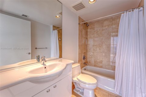 Copropriété à louer à Hallandale Beach, Floride: 3 chambres, 191.84 m2 № 2145681 - photo 22