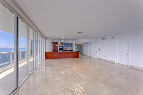 Copropriété à louer à Hallandale Beach, Floride: 3 chambres, 191.84 m2 № 2145681 - photo 29