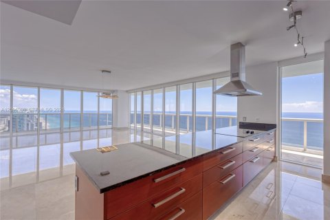 Copropriété à louer à Hallandale Beach, Floride: 3 chambres, 191.84 m2 № 2145681 - photo 2