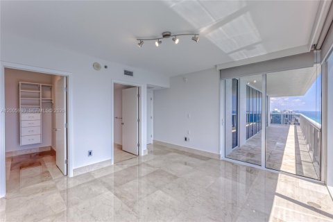 Copropriété à louer à Hallandale Beach, Floride: 3 chambres, 191.84 m2 № 2145681 - photo 16