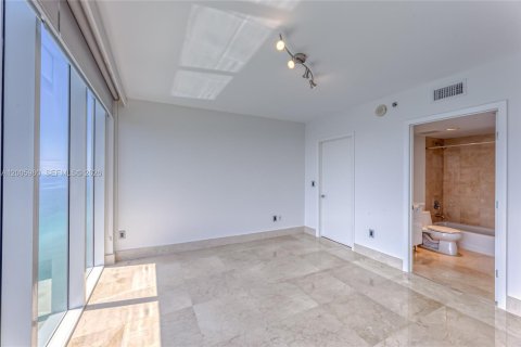 Copropriété à louer à Hallandale Beach, Floride: 3 chambres, 191.84 m2 № 2145681 - photo 21