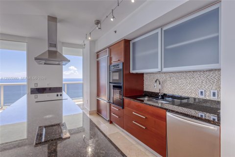 Copropriété à louer à Hallandale Beach, Floride: 3 chambres, 191.84 m2 № 2145681 - photo 3