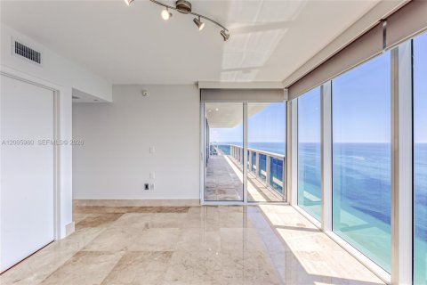 Copropriété à louer à Hallandale Beach, Floride: 3 chambres, 191.84 m2 № 2145681 - photo 15