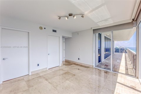 Copropriété à louer à Hallandale Beach, Floride: 3 chambres, 191.84 m2 № 2145681 - photo 17
