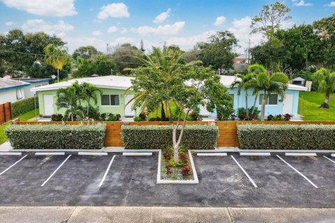 Commercial property in Delray Beach, Florida 273.5 sq.m. № 2383284 - photo 2
