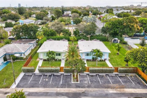 Commercial property in Delray Beach, Florida 273.5 sq.m. № 2383284
