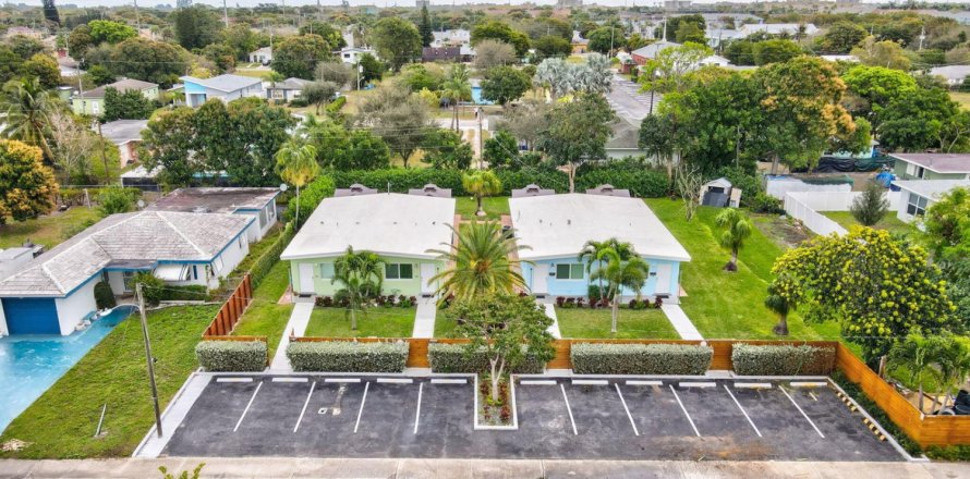 Commercial property in Delray Beach, Florida 273.5 sq.m. № 2383284