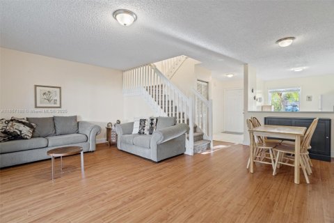 Townhouse in Pembroke Pines, Florida 3 bedrooms, 126.44 sq.m. № 1887227 - photo 7