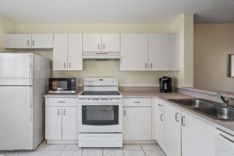 Townhouse in Pembroke Pines, Florida 3 bedrooms, 126.44 sq.m. № 1887227 - photo 13