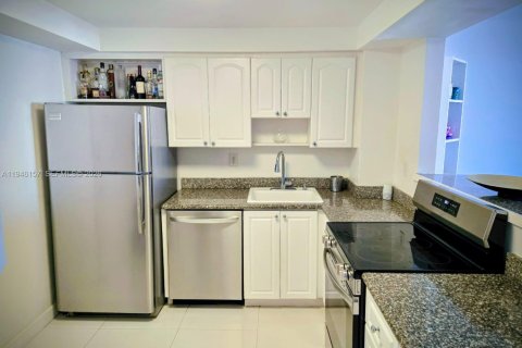 Condo in Miami Beach, Florida, 1 bedroom  № 2002461 - photo 2