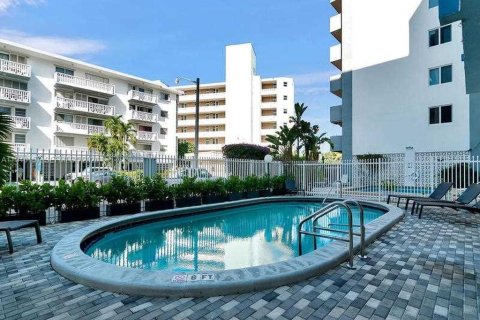 Condo in Miami Beach, Florida, 1 bedroom  № 2002461 - photo 11