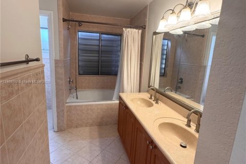 Villa ou maison à louer à Miami, Floride: 4 chambres, 177.26 m2 № 1966352 - photo 13