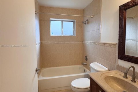 Villa ou maison à louer à Miami, Floride: 4 chambres, 177.26 m2 № 1966352 - photo 14