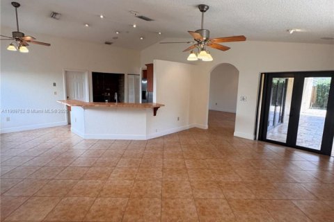 Villa ou maison à louer à Miami, Floride: 4 chambres, 177.26 m2 № 1966352 - photo 5